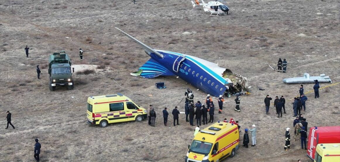Mbijetojnë 28 pasagjerë nga rrëzimi i aeroplanit në Kazakistan