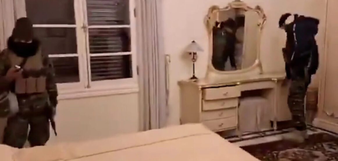 Rebelët dhe populli hynë në pallatin e Asadit, pasuri dhe luks në një shtet të varfër, të grumbulluara në një objekt të vetëm