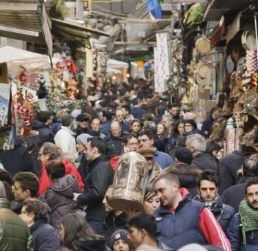 Pas Venecias, edhe Napoli planifikon të vendosë bileta për turistët, shkak mbipopullimi
