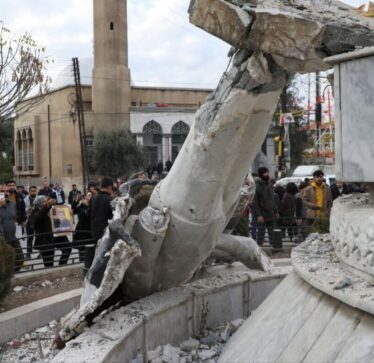 Njerëzit në rrugë në mbarë Sirinë: Rrëzohen statuja, digjen flamuj të vjetër