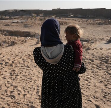 Gaza, nëna e verbër dhe dy vajzat e saj jetojnë mes varreve të dëshmorëve