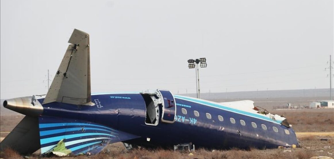 Hetimi paraprak nga Azerbaijan Airlines: Rrëzimi i avionit u shkaktua nga “ndërhyrje e jashtme fizike dhe teknike”