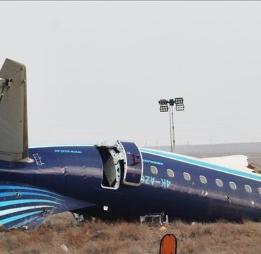 Hetimi paraprak nga Azerbaijan Airlines: Rrëzimi i avionit u shkaktua nga “ndërhyrje e jashtme fizike dhe teknike”