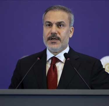 Fidan: Turqia do të vlerësojë kushtet për rihapjen e ambasadës në Siri
