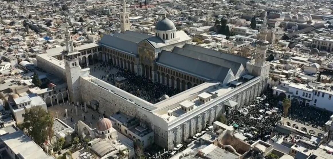 Siri, në xhaminë “Umayyad” të Damaskut falet namazi i parë i xhumasë, pas rënies së regjimit Baath
