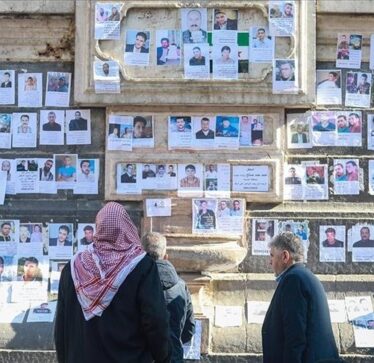 Sirianët kërkojnë të afërmit e tyre me postera në sheshin “Marjeh” të Damaskut