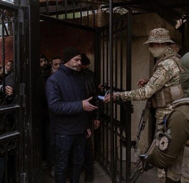 Siri, elementët e regjimit vazhdojnë t’i dorëzojnë armët dhe të regjistrohen në administratën e re