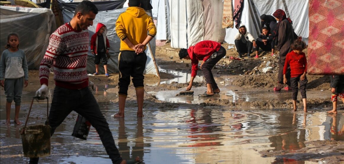 Palestinezët e Gazës po luftojnë për mbijetesë në tenda të improvizuara