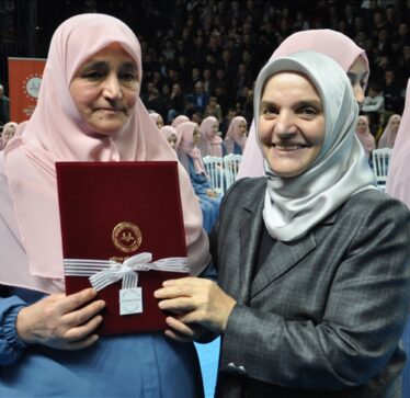 Turqia, një grua 63-vjeçare mbaroi mësimin përmendsh të Kuranit