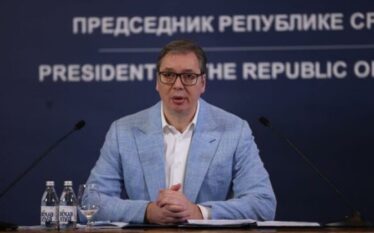 Vuçiq personit të cilit i ra telefoni gjatë fjalimit: Mos…