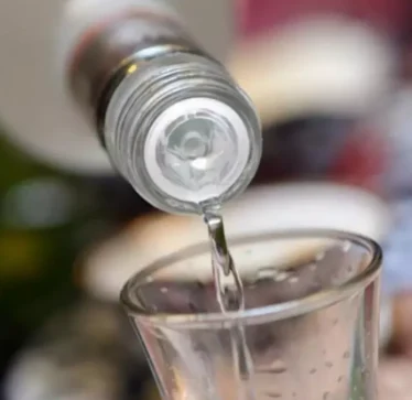 Numri i personave që kanë humbur jetën për shkak të alkoolit të rremë në Stamboll po rritet