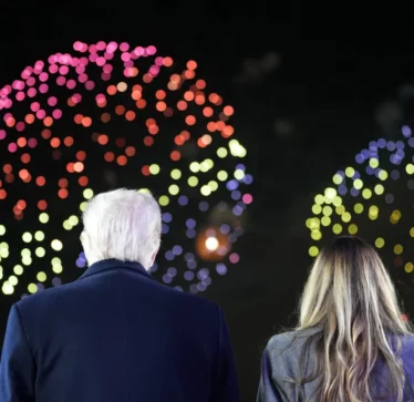 Trump mbërriti në Washington: Një imitues i Elvis Presley-it i këndoi, u organizua një spektakël madhështor fishekzjarrësh
