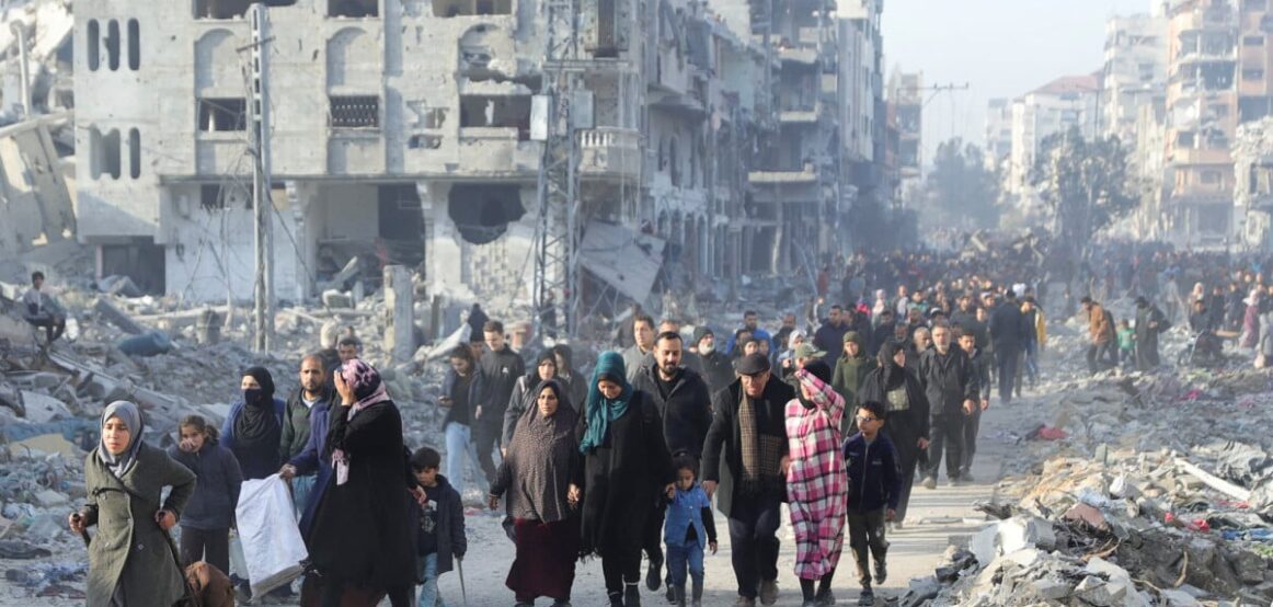 Palestinezët po kthehen në shtëpitë e tyre pasi filloi paqja, me lot në sy ata shikojnë rrënojat e vendbanimeve të tyre