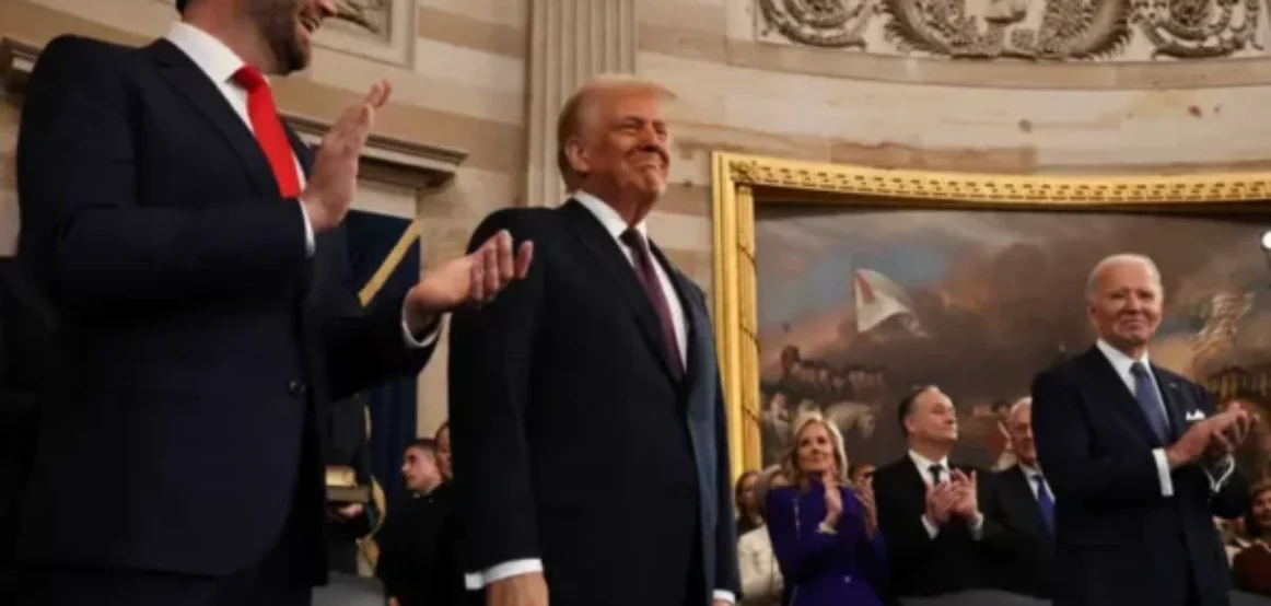 Trump hyn në sallën e Kongresit për t’u betuar si president, i buzëqesh Bidenit, ai e duartroket