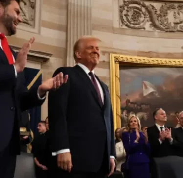 Trump hyn në sallën e Kongresit për t’u betuar si president, i buzëqesh Bidenit, ai e duartroket