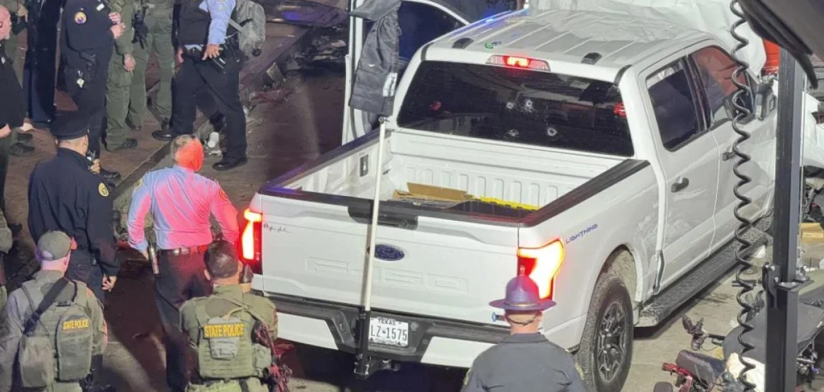 Vetura godet turmën në New Orleans të SHBA-së, 10 të vdekur dhe 30 të plagosur