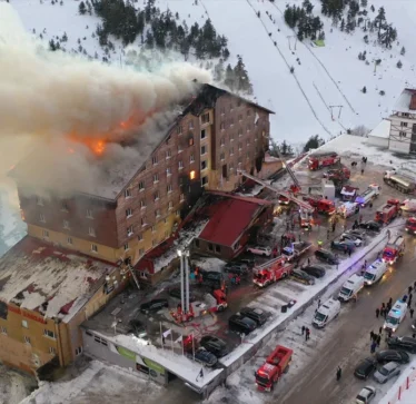 Në një zjarr që përfshiu një hotel në Turqi, kanë humbur jetën 66 persona