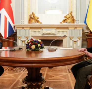 Starmer firmos marrëveshjen “për 100 vjet partneritet” me Ukrainën gjatë vizitës në Kiev