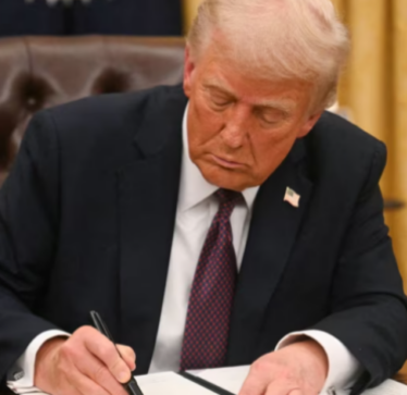 Presidenti Trump fal 1,500 persona të akuzuar për përfshirje në sulmin e 6 janarit 2021 ndaj Kapitolit