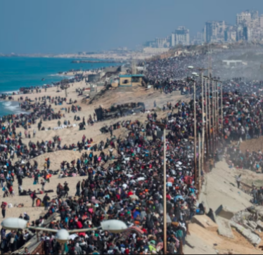 Qindra mijëra palestinezë kthehen në pjesën veriore të Gazës