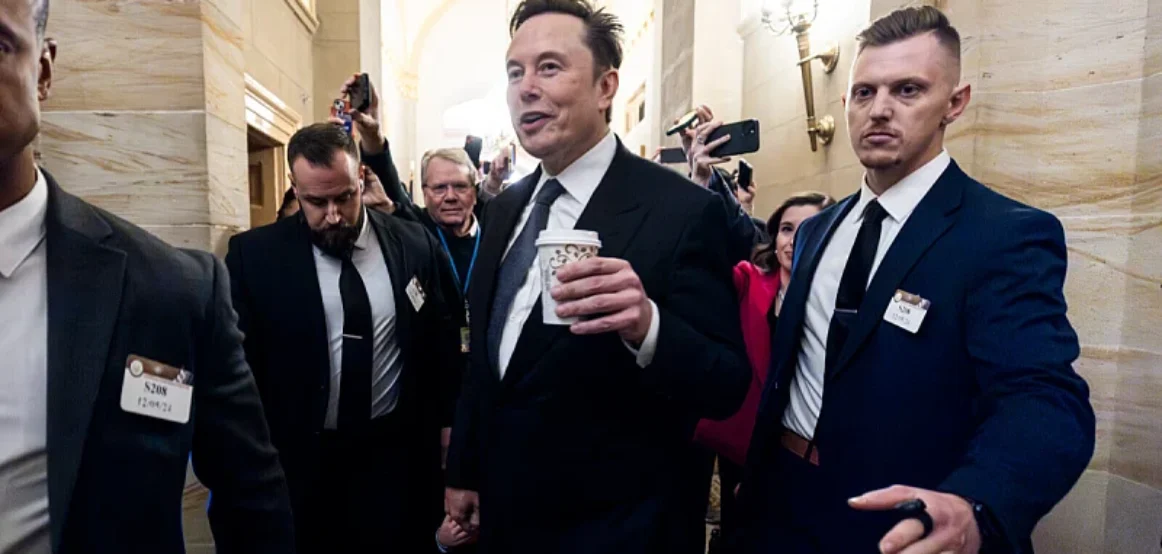 Elon Musk po udhëheq “luftëra” nëpër botë: Bashkëpunëtori i afërt i Trump sulmon Mbretërinë e Bashkuar
