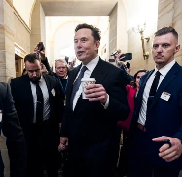 Elon Musk po udhëheq “luftëra” nëpër botë: Bashkëpunëtori i afërt i Trump sulmon Mbretërinë e Bashkuar