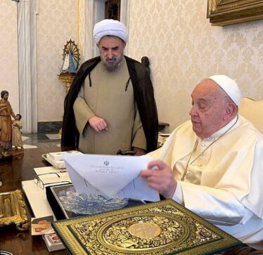 Papa mori një dhuratë të pazakontë: Ju dorëzua një pllakë me deklarata të liderit suprem iranian për Jezu Krishtin