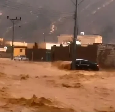 Stuhi e madhe godet Mekën dhe pjesë të tjera të Arabisë Saudite, njerëzit ikin nga përmbytjet