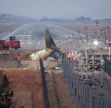 Misteri për rrëzimin e avionit në Korenë e Jugut: Pse kutitë e zeza ndaluan regjistrimin katër minuta para aksidentit?