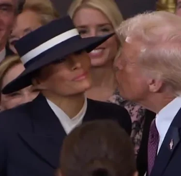 Donald Trump përjetoi një moment të sikletshëm kur iu afrua Melania-s për ta puthur: Gjërat nuk shkuan sipas planit
