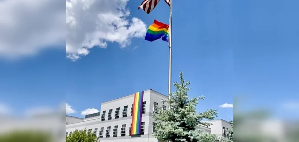 Trump administrata miratoi “Politikën e një flamuri”: Ndalohet shfaqja e flamujve LGBT në ambasada