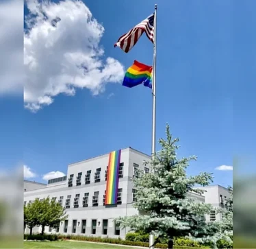 Trump administrata miratoi “Politikën e një flamuri”: Ndalohet shfaqja e flamujve LGBT në ambasada