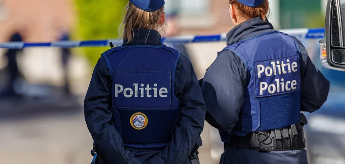 Adoleshenti planifikoi një sulm ndaj xhamisë gjatë namazit të xhumasë në Belgjikë: Në shtëpinë e tij u gjetën armë dhe simbole naziste