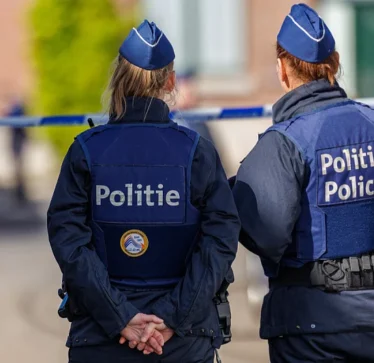 Adoleshenti planifikoi një sulm ndaj xhamisë gjatë namazit të xhumasë në Belgjikë: Në shtëpinë e tij u gjetën armë dhe simbole naziste
