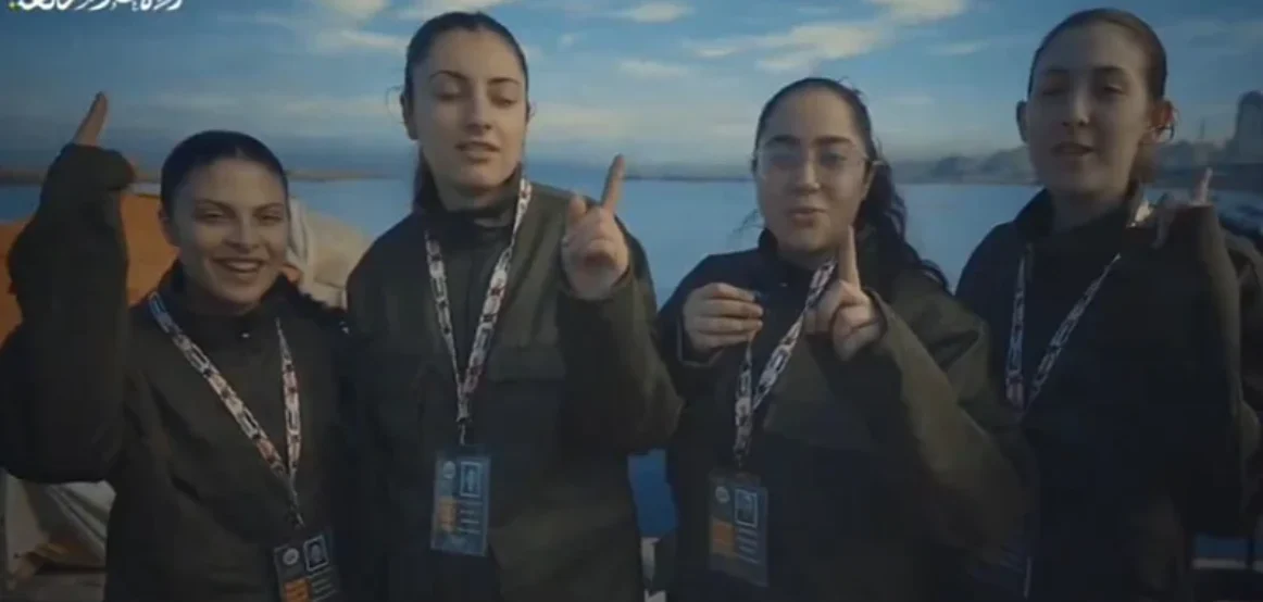 Robëreshat izraelite në një video falënderuan Hamasin për trajtimin e mirë dhe mbrojtjen nga bombardimet