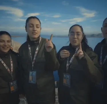 Robëreshat izraelite në një video falënderuan Hamasin për trajtimin e mirë dhe mbrojtjen nga bombardimet