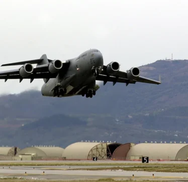 Tre avionë me ndihmë ushtarake për Ukrainën nga SHBA zbarkuan në Poloni, dërgesa e fundit nga Biden