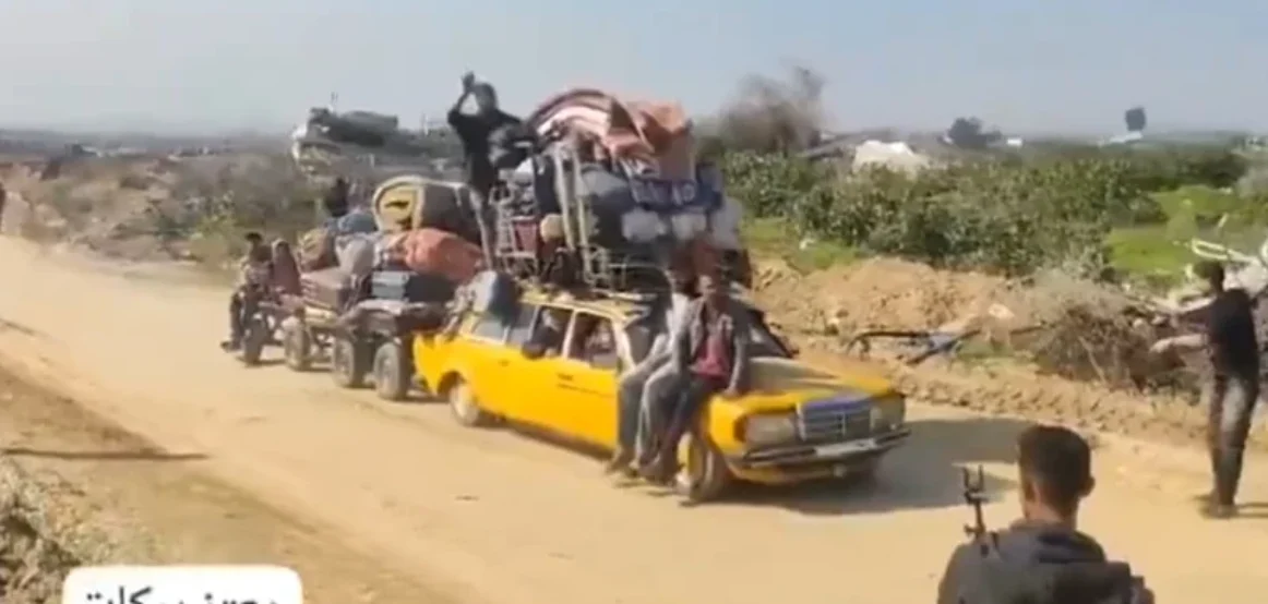 Palestinezi mahnit internetin: Një Mercedes i vjetër transporton një shtëpi të tërë, disa mendojnë se kompania duhet ta shpërblejë