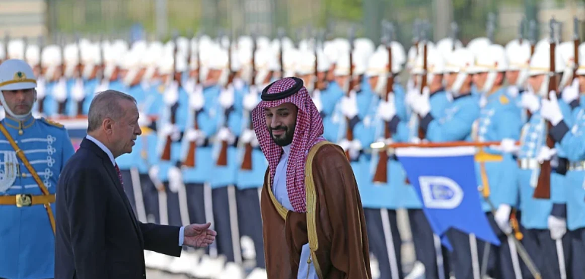 Turqia dhe Arabia Saudite synojnë të nënshkruajnë një marrëveshje mbrojtjeje, në lojë janë tanke dhe anije luftarake