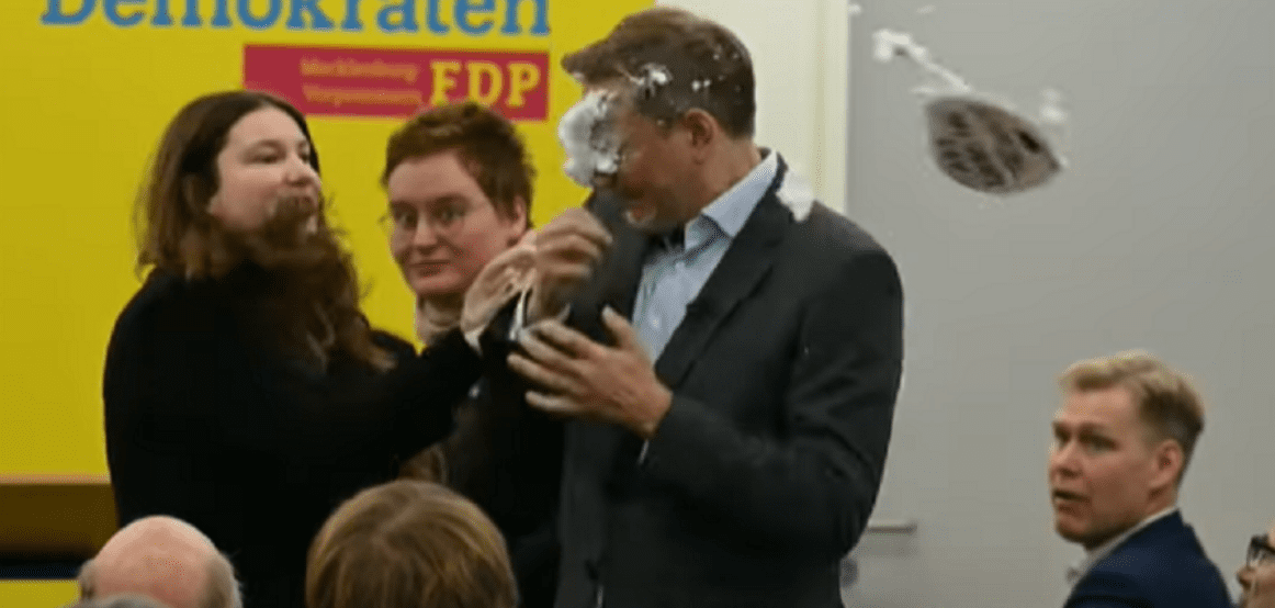 Sulmohet ish ministri gjerman/ Po fliste në podium, vajza i hedh shkumë rroje në fytyrë