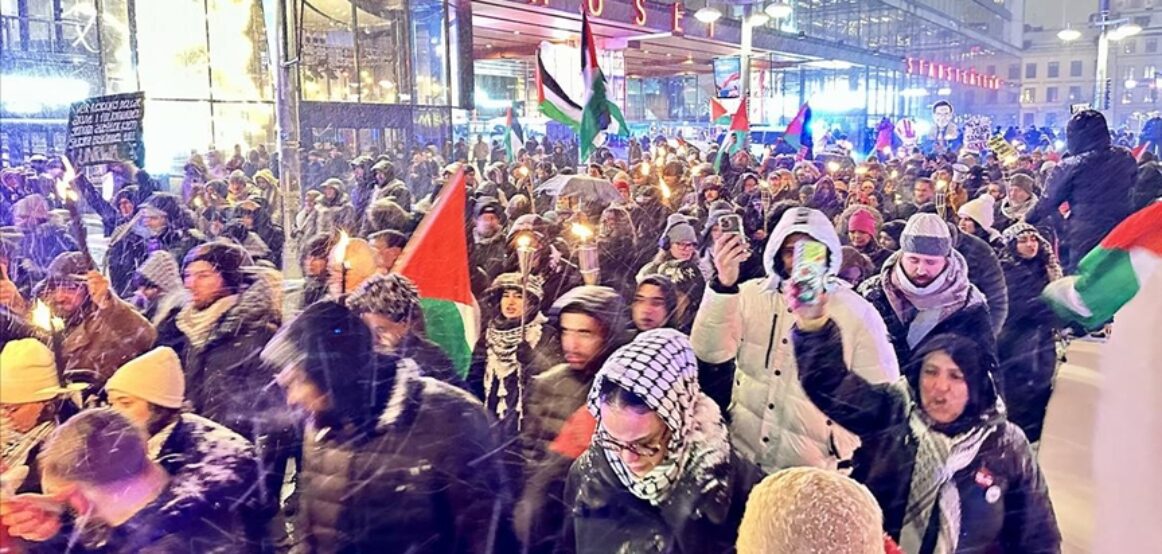 Suedi, qindra njerëz anuluan festimet e Vitit të Ri dhe mbajtën protestë në mbështetje të Palestinës