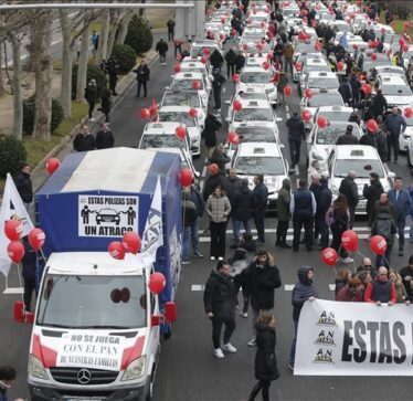 Shoferët e taksive bllokojnë rrugët e Madridit, kundërshtojnë rritjen e çmimit të sigurimeve
