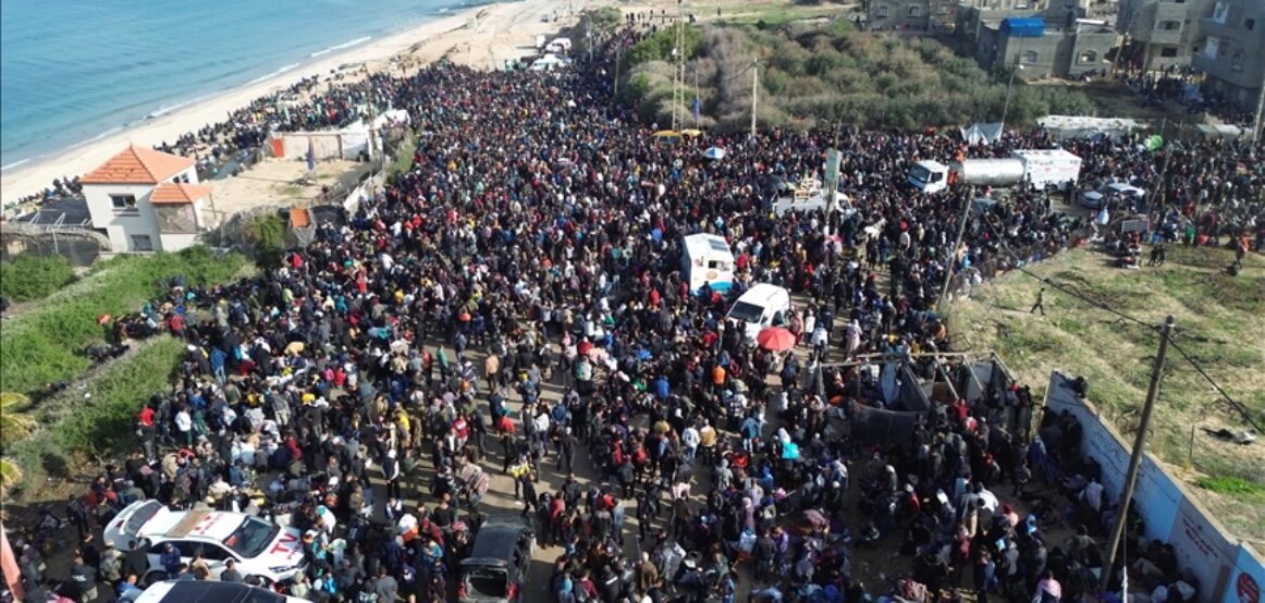 Palestinezët vazhdojnë të presin në përpjekje për të kaluar në rajonet veriore të Gazës
