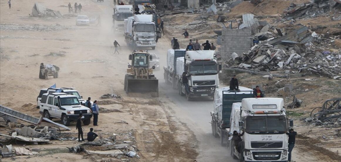 Autokolonat e ndihmave vazhdojnë të kalojnë në Gaza në kuadër të marrëveshjes së armëpushimit