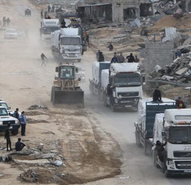 Autokolonat e ndihmave vazhdojnë të kalojnë në Gaza në kuadër të marrëveshjes së armëpushimit