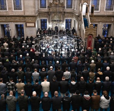 Muslimanët në rajon dhe anekënd botës shënojnë Natën e Madhe të Regaibit
