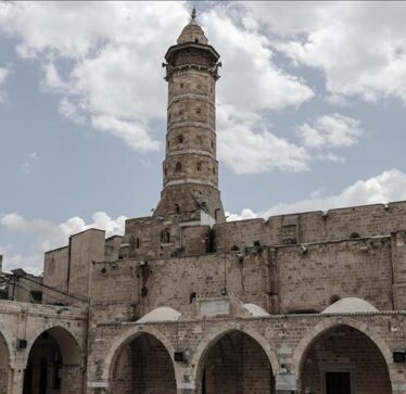 Palestinezët restaurojnë Xhaminë e Madhe Omari, të dëmtuar rëndë nga sulmet izraelite