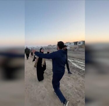 Momente emocionale në Gaza: Bashkohet me nënën pas disa muajsh