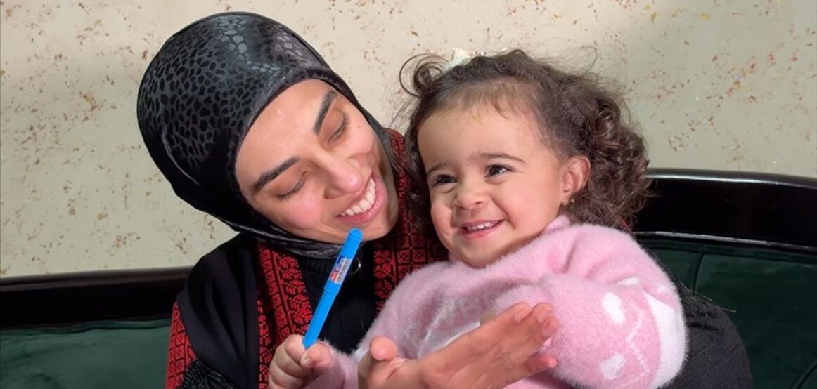 Palestinezja e liruar thotë se në burg ka përqafuar jastëkun, në mallëngjim për vajzën 9-muajshe