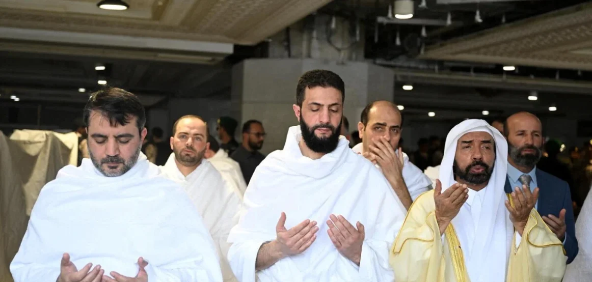 Lideri i ri sirian kreu umren në Mekë, sauditët i dhanë një nder që u jepet vetëm të rrallëve
